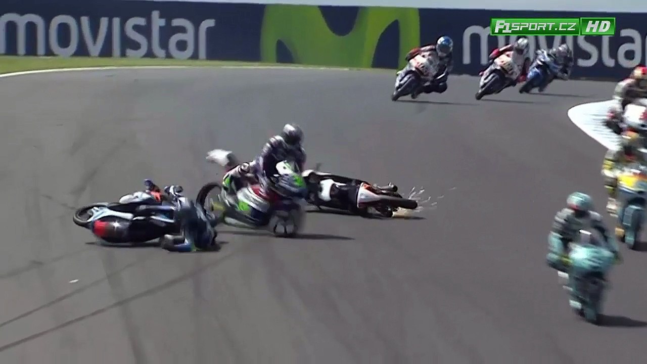 Énorme crash de 3 motards au GP d'Australie de Moto3.