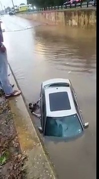 sta per affondare con la macchina ma ecco cosa succede