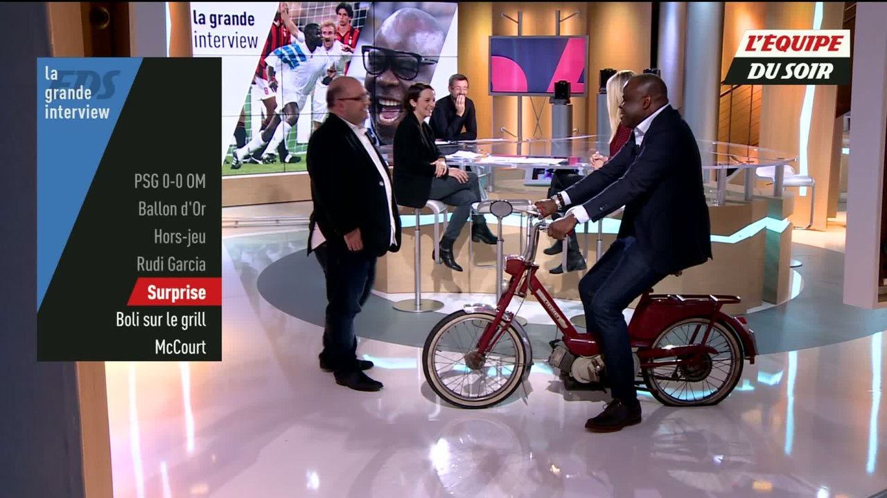Foot - La Grande Interview : La mobylette surprise pour Basile Boli