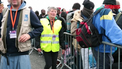 Migrants à Calais: Sur les pas de Claudine, bénévole le jour du démantèlement