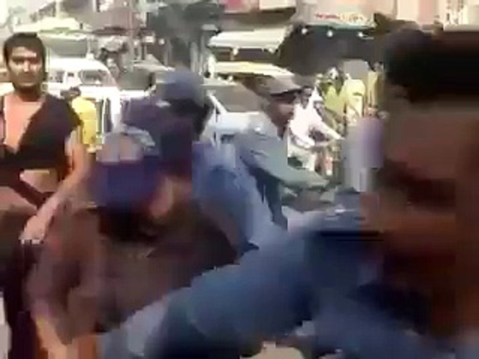 ہر دوسرا بندا اٹھ کے پولیس کی پٹای کر دیتا ہے ....  اپنی پولیس ہے آو اپنا سمجھیں ....