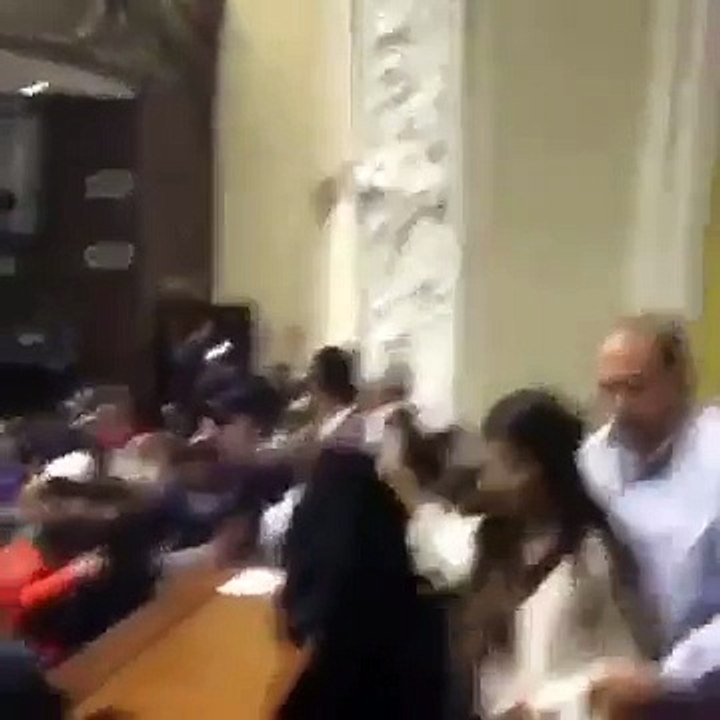 Chavistas asaltan la Asamblea Nacional