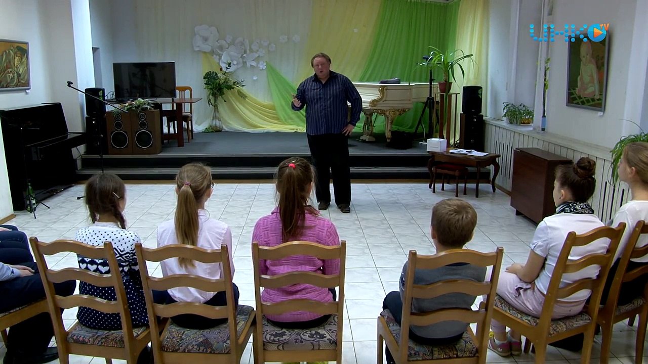 Телекомпания «ИНКО ТВ», проект «Художники детям», Алексей Акиндинов, Луховицы, экскурсия по выставке "Узорочье", 2016.