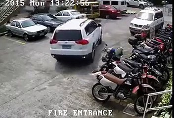 Arabayı park edemeyen arkadaşına yardım etti sadece..