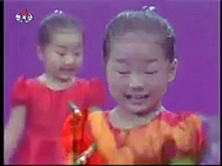 Little Chinese Girl singing with amazing expressions (FUNNY)