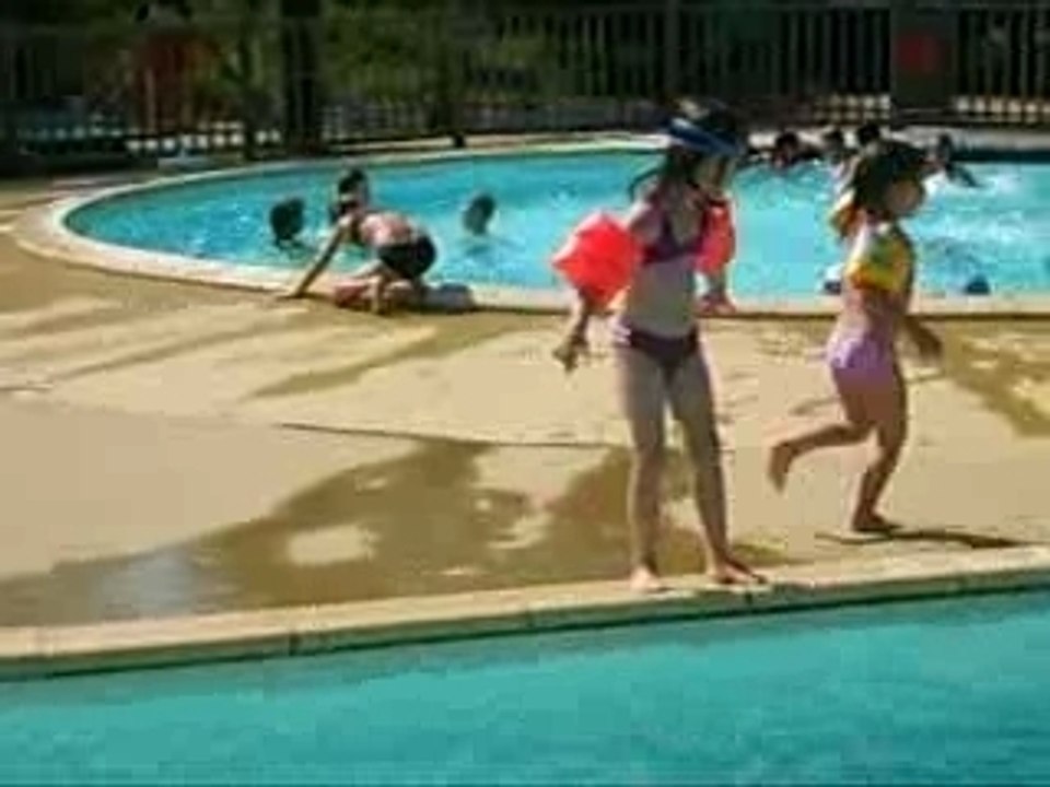 les filles à la piscine d'azur