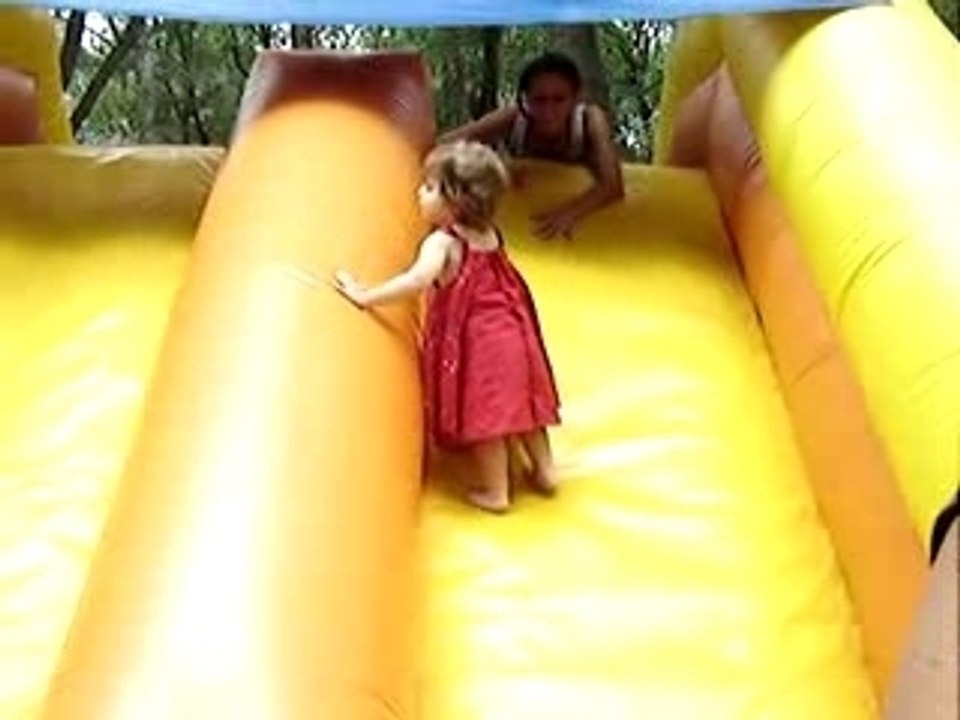 Ilona 13 mois fais de l'escalade