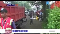 Petugas Bersihkan Sampah dan Lumpur Pascabanjir Bandung