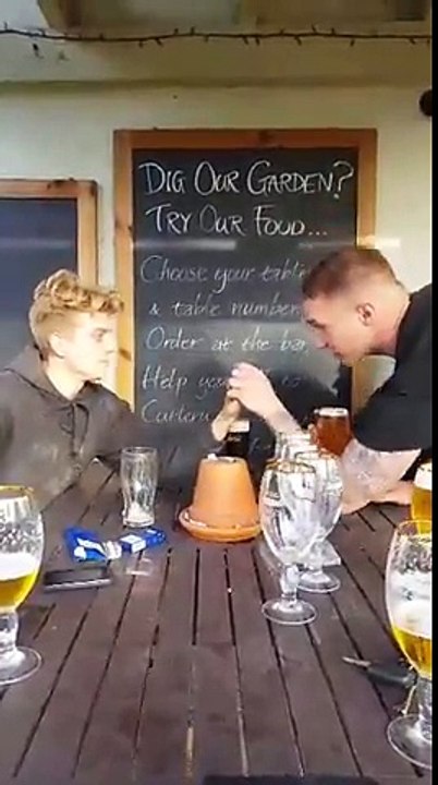 Se faire péter le nez sur une sale blague au bar