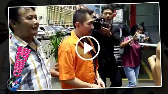 Suara Adzan Iringi Gatot Brajamusti Masuk Ruang Pemeriksaan - Cumicam 25 Oktober 2016