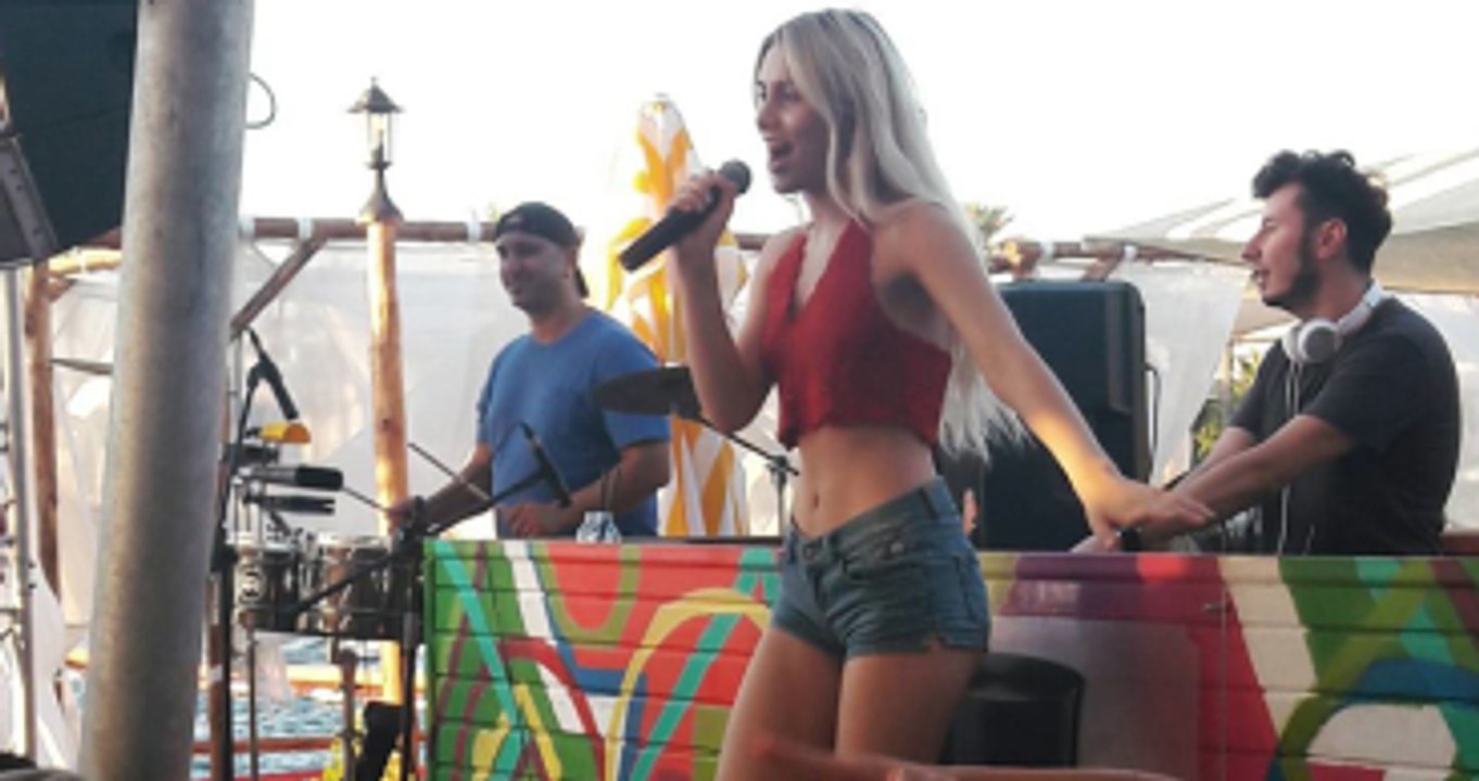 Aleyna Tilki, Jartiyerli Erkeklerle Gay Barda Sahne Almış