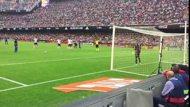 Lionel Messi s'énerve contre les supporters de Valence