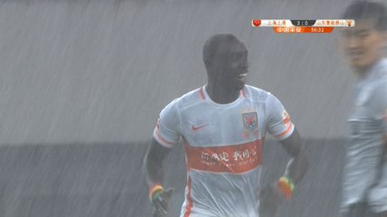 Le but le plus absurde de l'année pour Papiss Cissé
