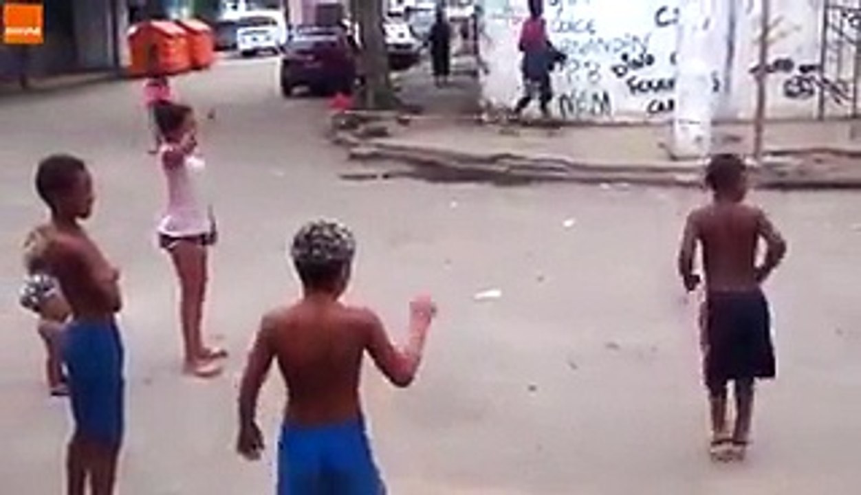 Un chien joue à la corde à sauter avec des enfants