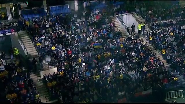 Le caméraman dévoile le numéro de cette jeune femme en direct