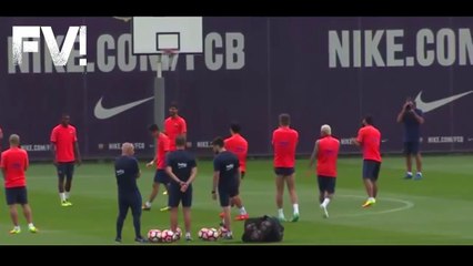 Neymar faz graça com Suárez e pega no pé dos amigos durante treino