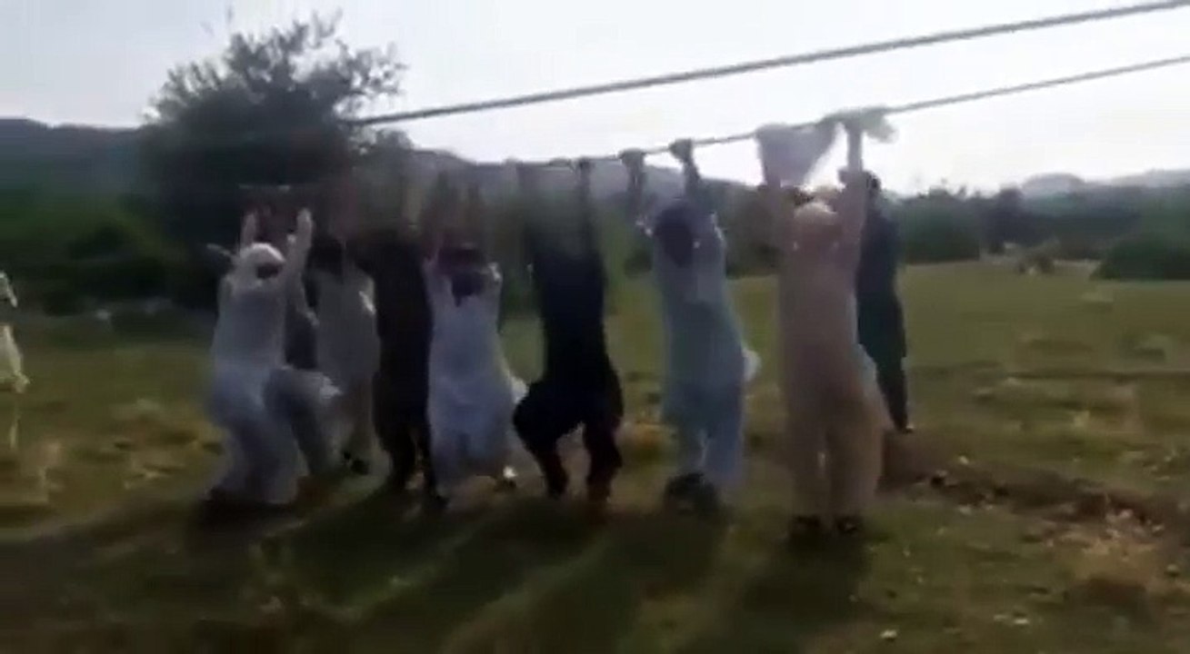 Ils s'amusent avec des fils électriques