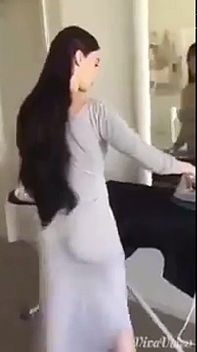 Women Show Her Figure -