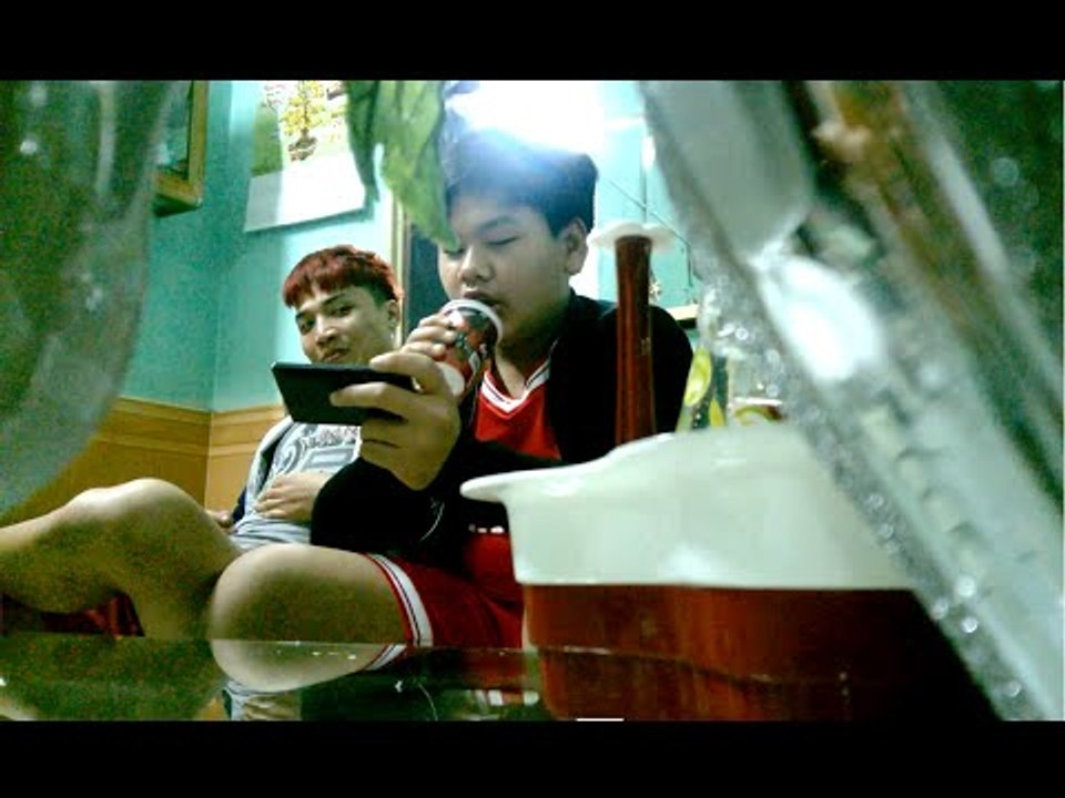 Trò Đùa Cho Uống Trứng Sống - Prank Drinking raw eggs