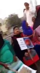 ਸਤਵਿੰਦਰ ਬਿੱਟੀ ਨੇ ਬੀਬੀਅਾਂ ੲਿਕੱਠੀਅਾਂ ਕਰ ਲੲੀਅਾਂ ੲਿਹ ਨੀ ਦੱਸਿਅਾ ਕਿ ਕਰਨਾ ਕੀ ਅਾ ਵੋਟਾਂ ਪਾੳੁਣੀਅਾਂ ਜਾਂ ਵਿਰੋਧ ਕਰਨਾ