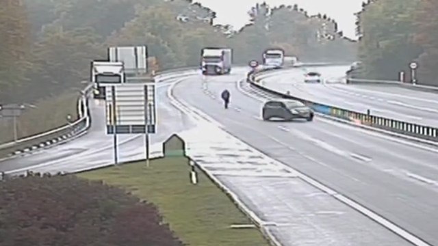 Il court derrière sa voiture sur l'autoroute