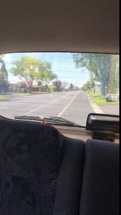 Un chauffeur arrêté par la police va en profiter pour leur voler leur voiture !