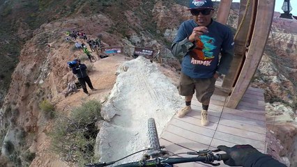 Carson Storch's effectue un 360° à couper le souffle pendant sa descente