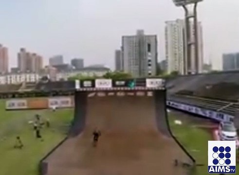 موٹر بائیک چلانے کا ایسا مظاہرہ شاید ہی آپ نے دیکھاہو