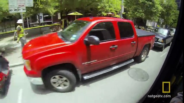 Une femme se stationne dans un espace pour handicapés en sortant du restaurant elle va rapidement le regretter!