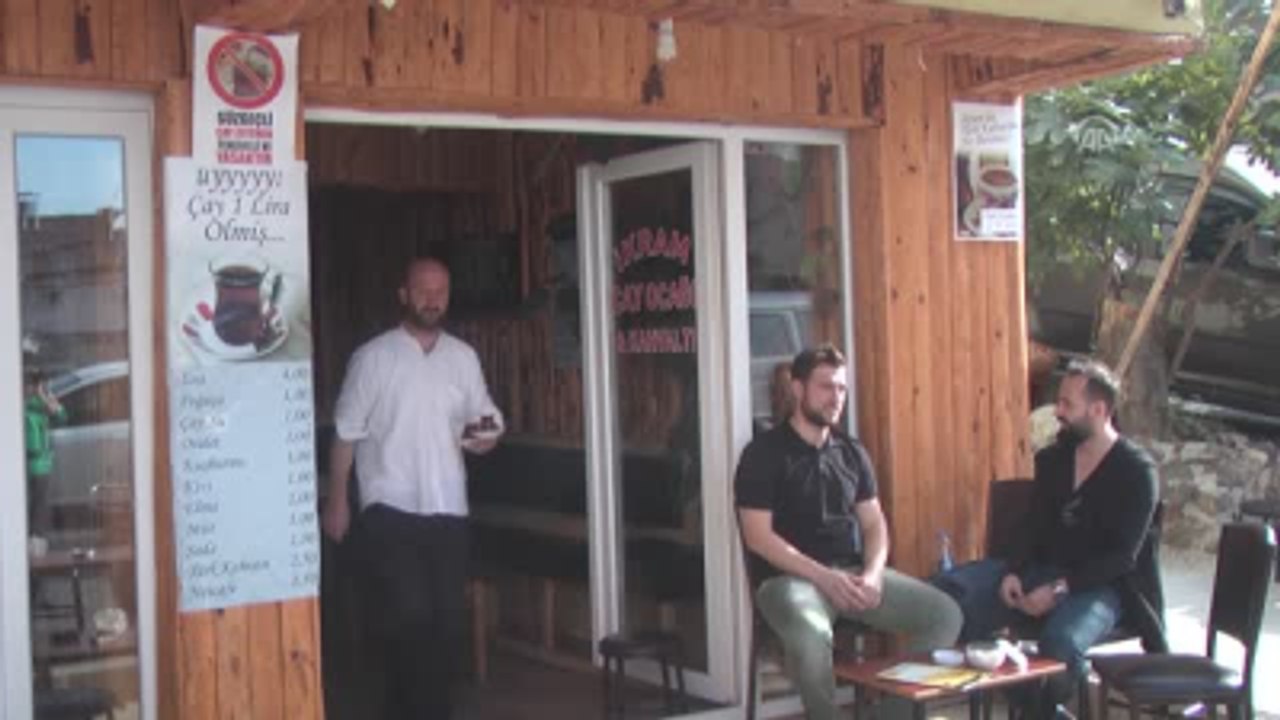 Bu Kahvede Süzgeçten Geçirilmiş Çay Istemek "Yasak"