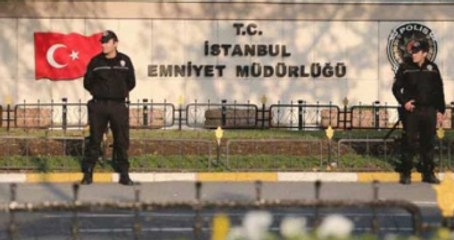 Emniyet Müdürlüğü Önünde Benzini Biten Araç Polisi Harekete Geçirdi