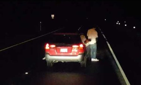 Un jeune chauffeur ivre s'arrête au beau milieu de l'autoroute pour uriner !