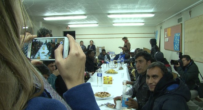 Mise à l'abri : Emmanuelle Cosse rencontre les migrants de Calais hébergés en Centre d'Accueil en Eure-et-Loir