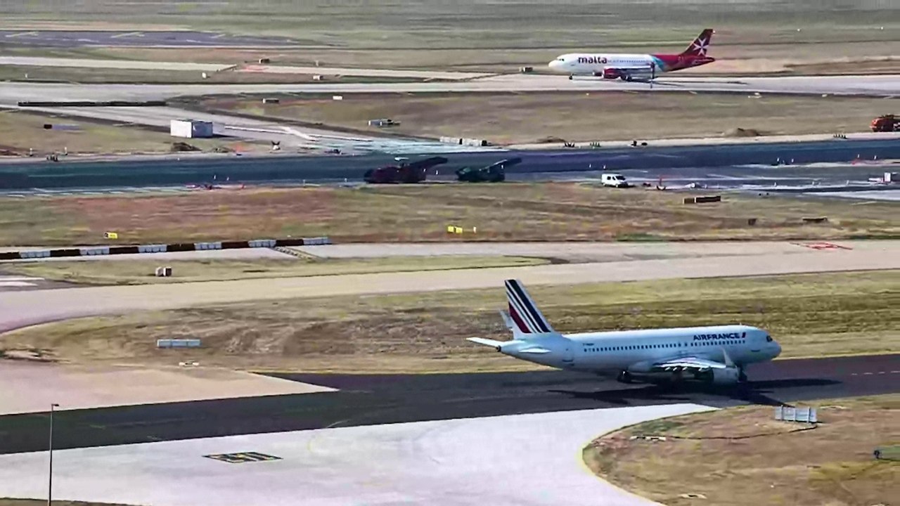 The iStream project: live trials on Paris-CDG arrivals to improve punctuality during peak hours