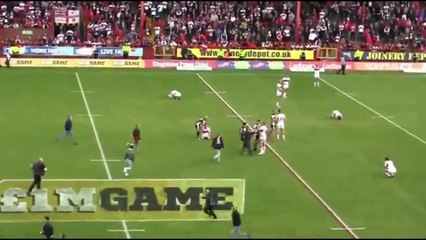 Les supporters se battent sur la pelouse lors de Hull vs Salford