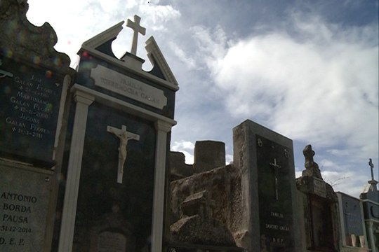 El Vaticano prohibe conservar las cenizas en casa