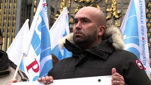 Paris: les syndicats de policiers devant le palais de justice