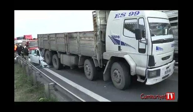 Otomobil kamyonun altına ok gibi saplandı: 1 ölü, 5 yaralı