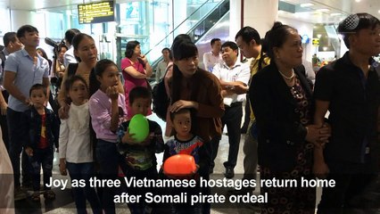 Скачать видео: Joy as Vietnam hostages return from Somali pirate ordeal