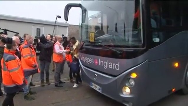 Magique : des migrants applaudis à leur arrivée dans leur nouveau centre d'accueil