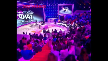 مقدم برنامج شهير يفاجئ فتاة بتقبيل صدرها الكبير امام دهشة الجميع