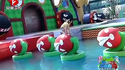 Un cameraman fait des gros plans sur le décolleté d'une candidate