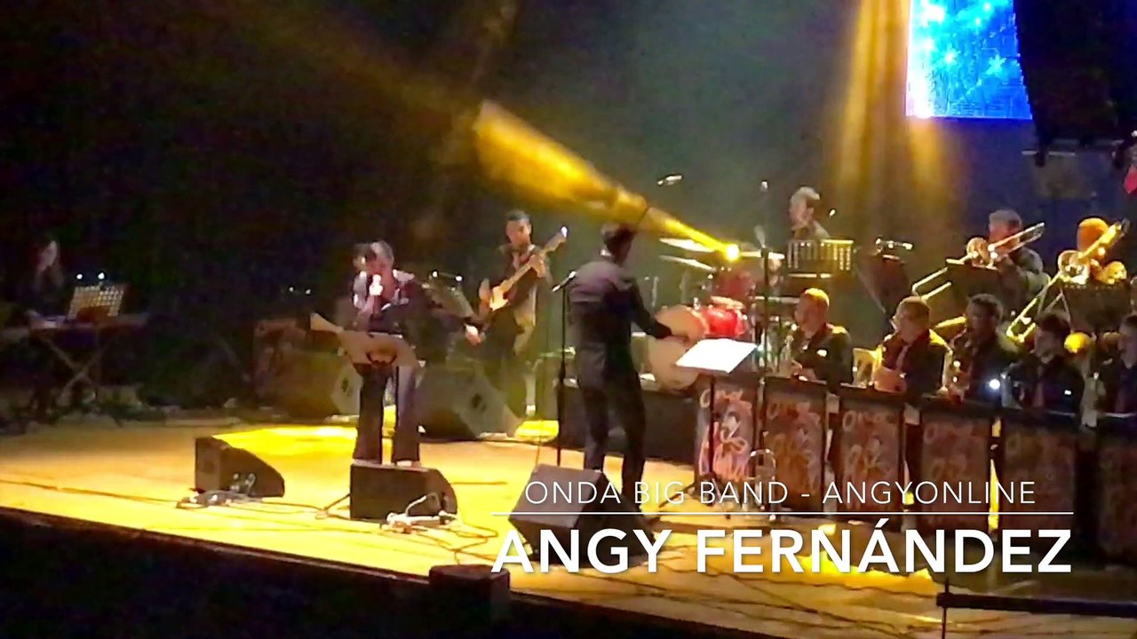Angy inicia el concierto cantando con la banda Onda Big Band