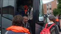 Une trentaine de migrants applaudis à leur arrivée à Croisilles