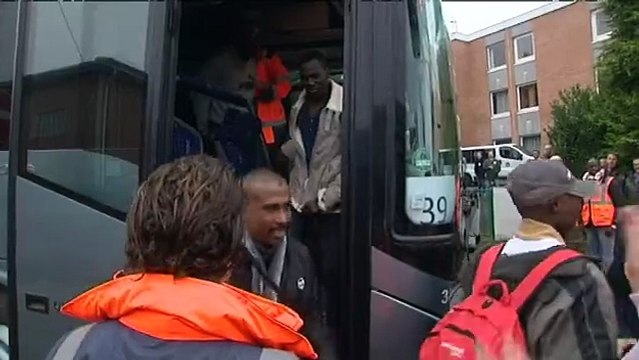 Une trentaine de migrants applaudis à leur arrivée à Croisilles