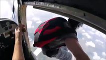 Un parachutiste perd sa chaussure et la rattrape durant son saut