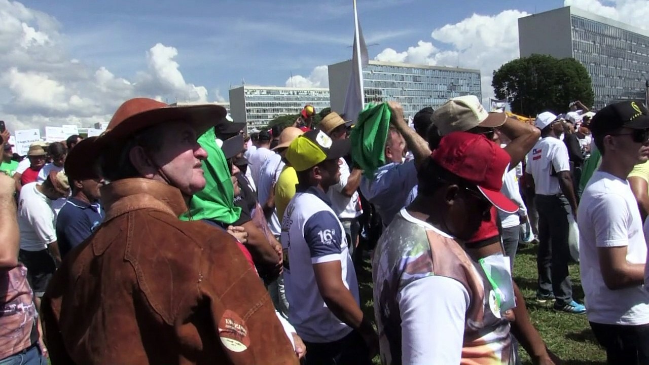 Vaqueiros protestam contra proibição de vaquejadas