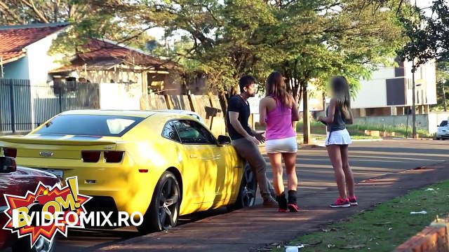 Stătea lângă mașina lui de lux și agăța fetele. Privește cât de departe au mers ELE pentru o tură cu mașina!