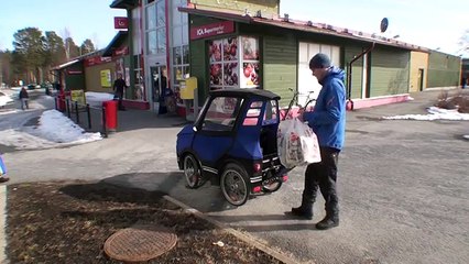 On dirait simplement une petite voiture mais regardez bien lorsquil ouvre la portière!