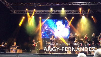 Angy finaliza el concierto cantando con la banda Onda Big Band